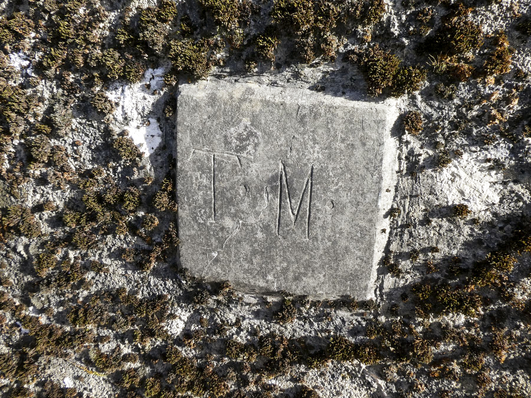 Ligne Maginot - MONTE GROSSO (MG) - E02 - (Ouvrage d'artillerie) - Marquage du passage des lignes téléphoniques enterrées, sur la piste - ELLENA Daniel - CUNY Philippe