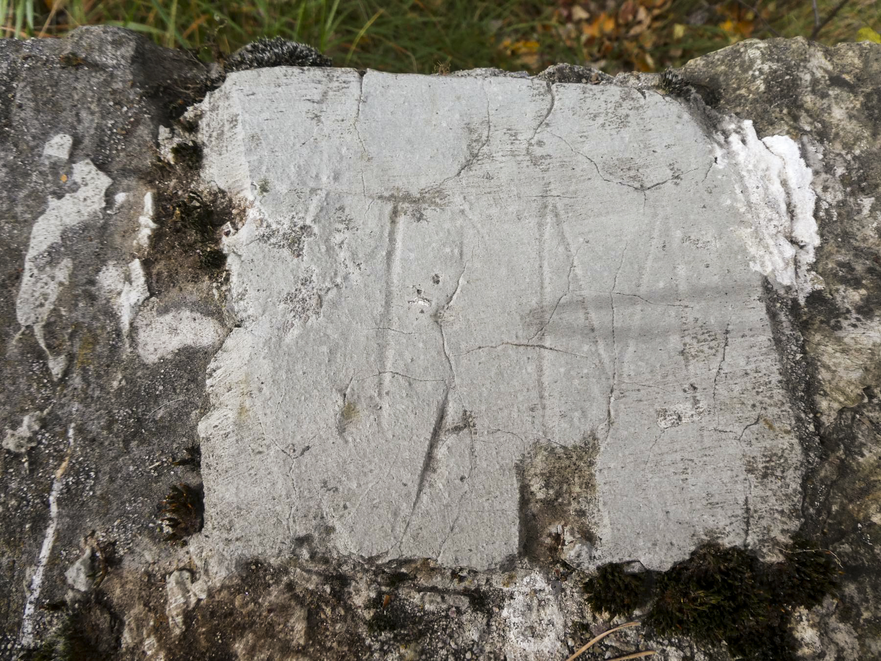 Ligne Maginot - MONTE GROSSO (MG) - E02 - (Ouvrage d'artillerie) - Marquage du passage des lignes téléphoniques enterrées, sur la piste - ELLENA Daniel - CUNY Philippe