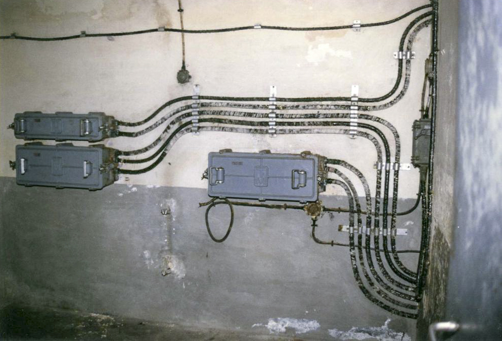 Ligne Maginot - AGAISEN (AN) - E03 - (Ouvrage d'artillerie) - Panneaux muraux pour 80 abonnés (deux panneaux 32 et un panneau 16).
Noter l'absence du circuit de sonnerie et des piles associées