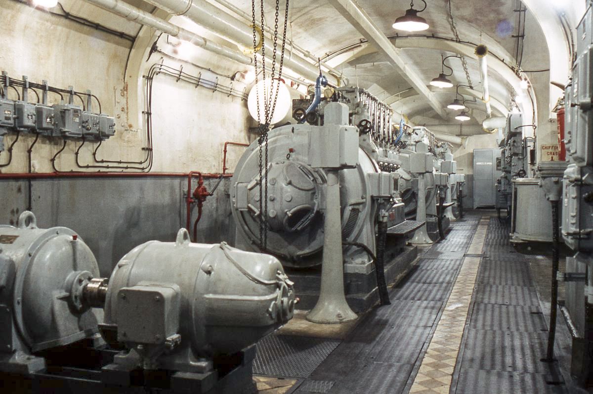 Ligne Maginot - AGAISEN (AN) - E03 - (Ouvrage d'artillerie) - L'usine électrique
Groupe convertisseur au premier plan 
Groupes électrogènes à moteurs SMIM a l'arrière plan