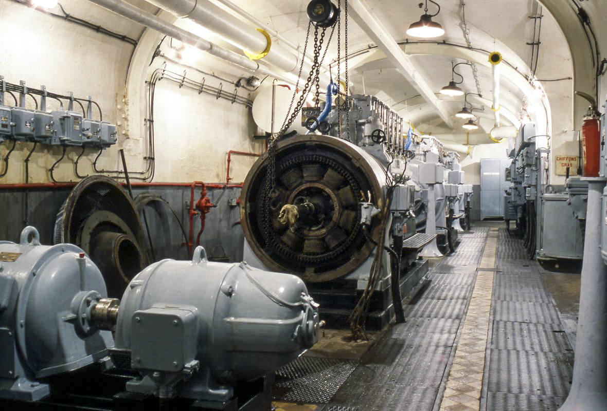 Ligne Maginot - AGAISEN (AN) - E03 - (Ouvrage d'artillerie) - L'usine électrique en 1986
Travaux sur les moteurs SMIM
