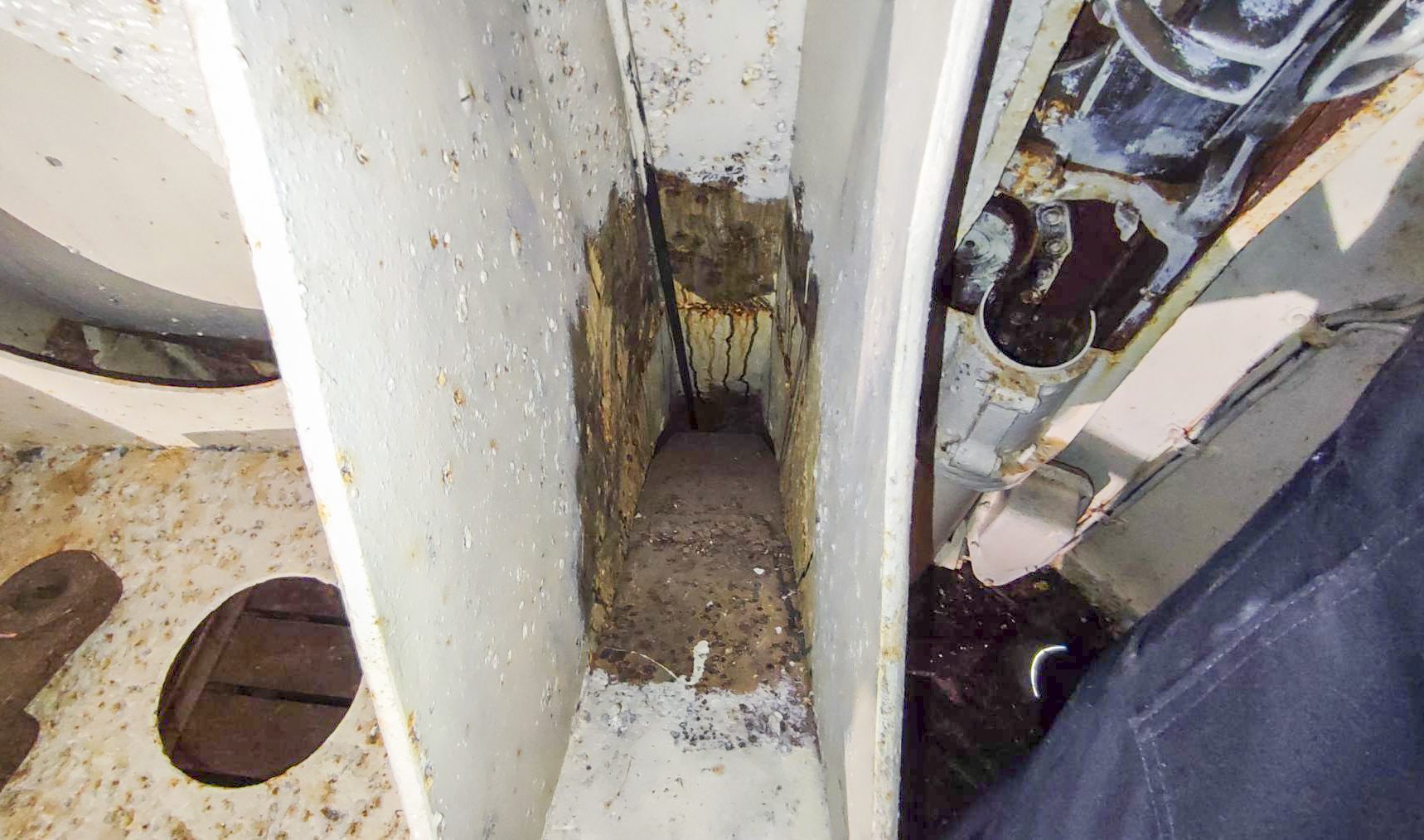 Ligne Maginot - FOUR A CHAUX - FAC - (Ouvrage d'artillerie) - Bloc 2
Tourelle de 75
Récepteur de douille et arrivée du noria - Luc Jacquemin