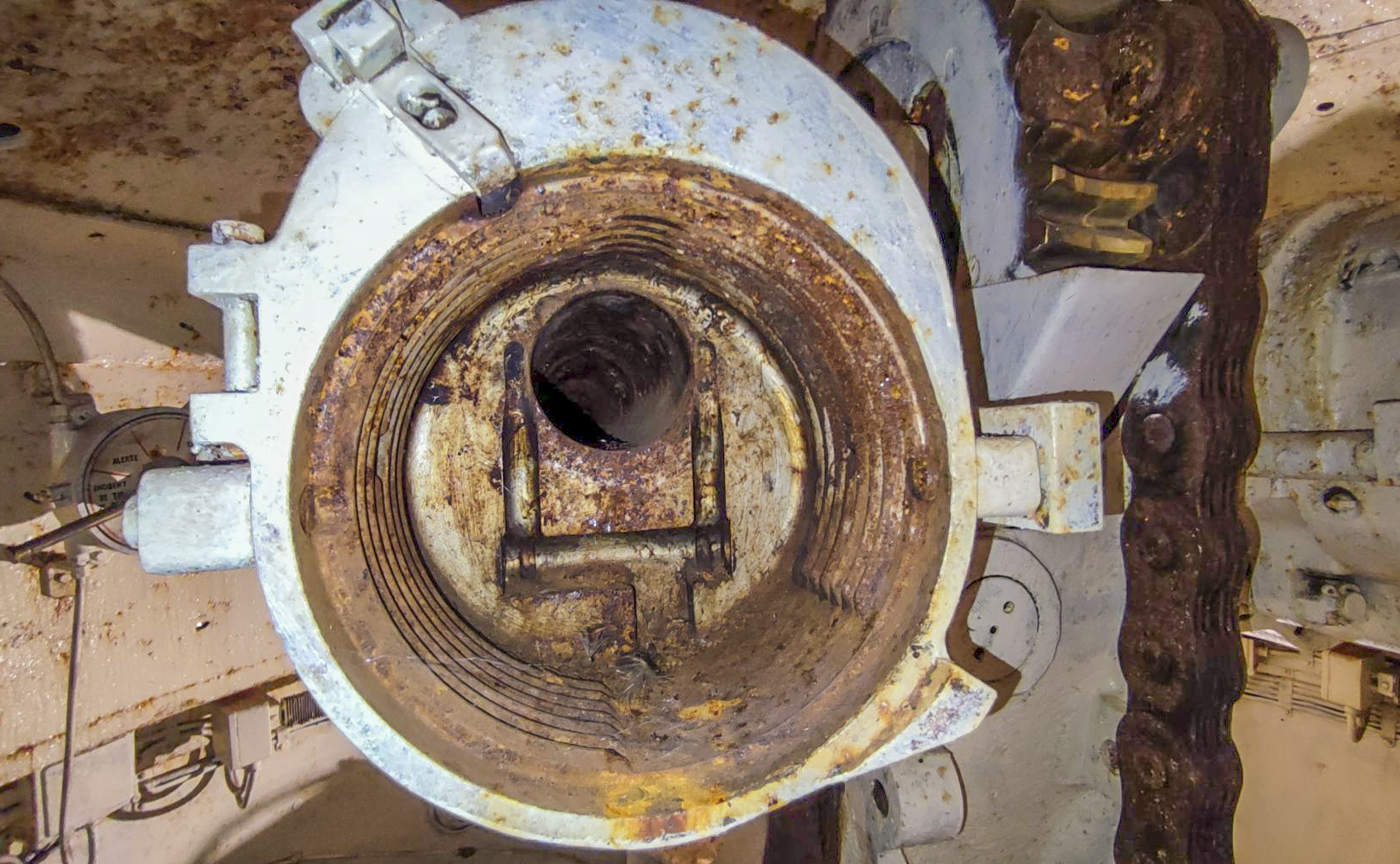 Ligne Maginot - FOUR A CHAUX - FAC - (Ouvrage d'artillerie) - Bloc 2
Tourelle de 75
Culasse  - Luc Jacquemin