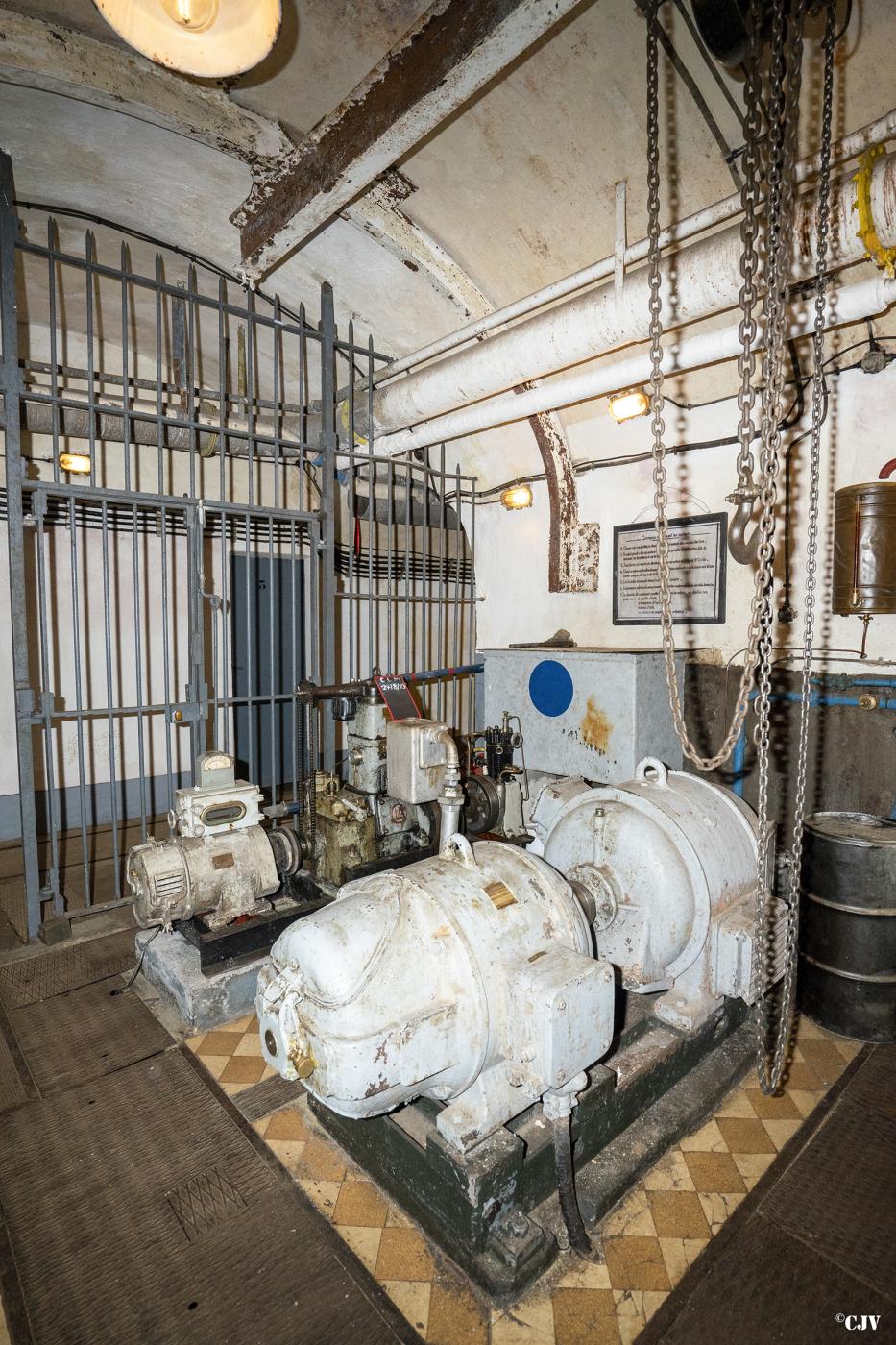 Ligne Maginot - AGAISEN (AN) - E03 - (Ouvrage d'artillerie) - L'usine électrique
CLM et groupe convertisseur - Lia VERMEULEN