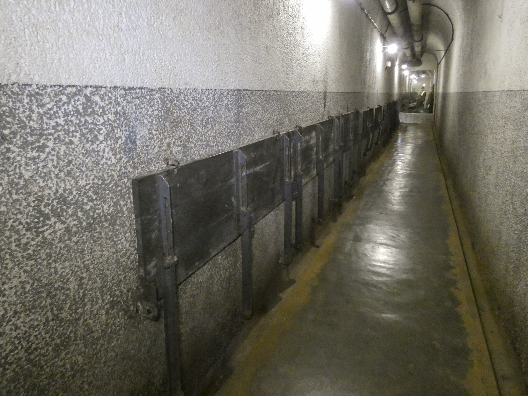 Ligne Maginot - FERMONT - A2 - (Ouvrage d'artillerie) - Galerie avec tablettes rabattables servant de réfectoire - STENGER Mathieu