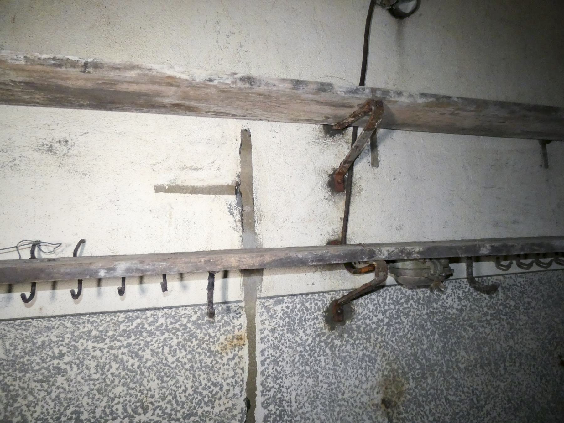 Ligne Maginot - FERMONT - A2 - (Ouvrage d'artillerie) - Chambre de troupe
Etagères pour les paquetages  - STENGER Mathieu