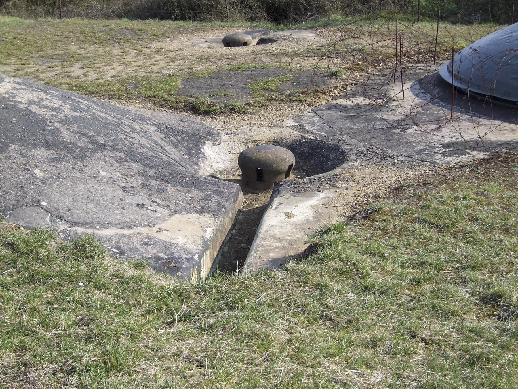 Ligne Maginot - FERMONT - A2 - (Ouvrage d'artillerie) - Bloc 1
Le champignon de prise d'air entre la cloche GFM et la tourelle de 75 - STENGER Mathieu