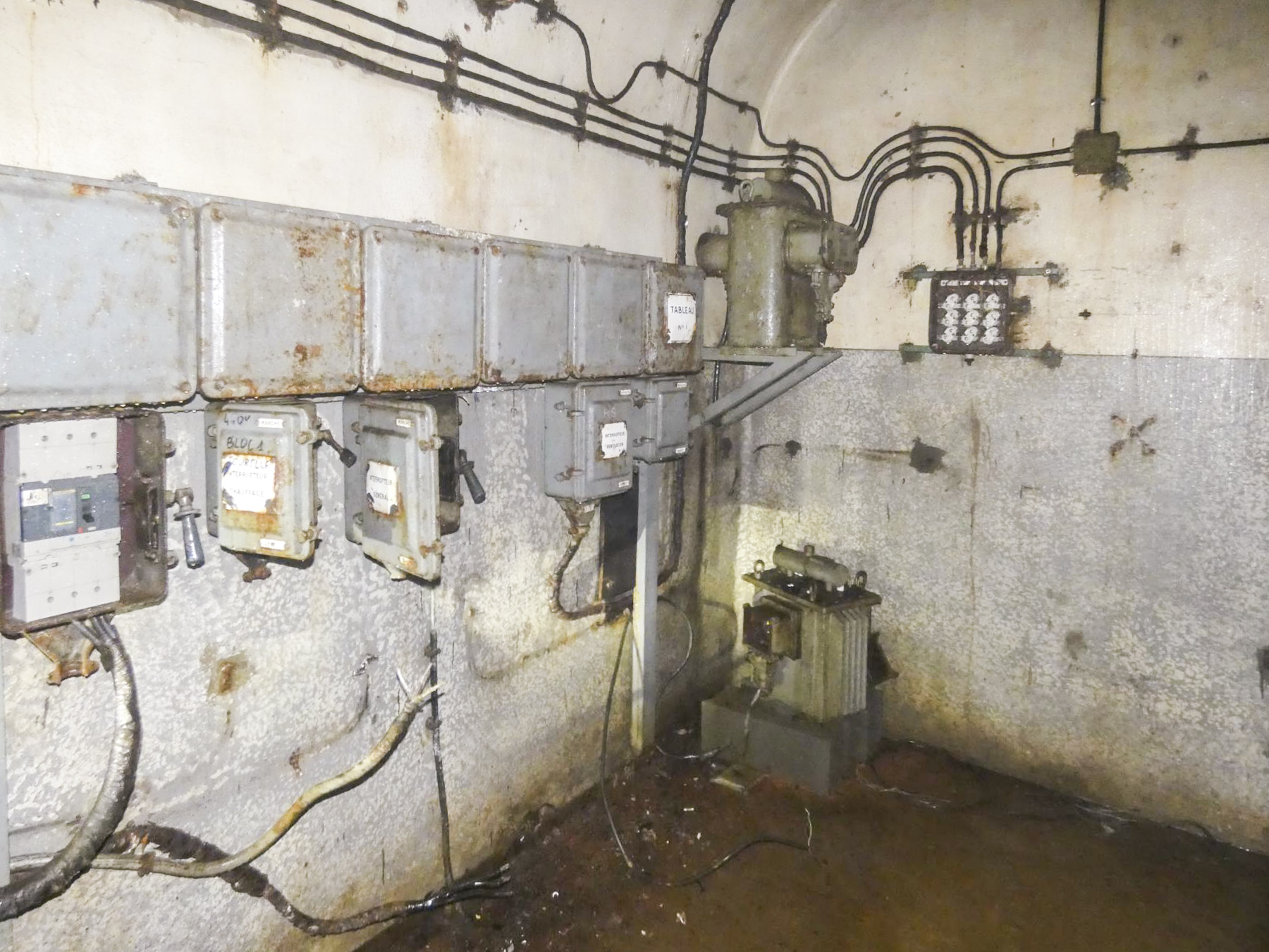 Ligne Maginot - FERMONT - A2 - (Ouvrage d'artillerie) - Bloc 1
Tableau de distribution - STENGER Mathieu