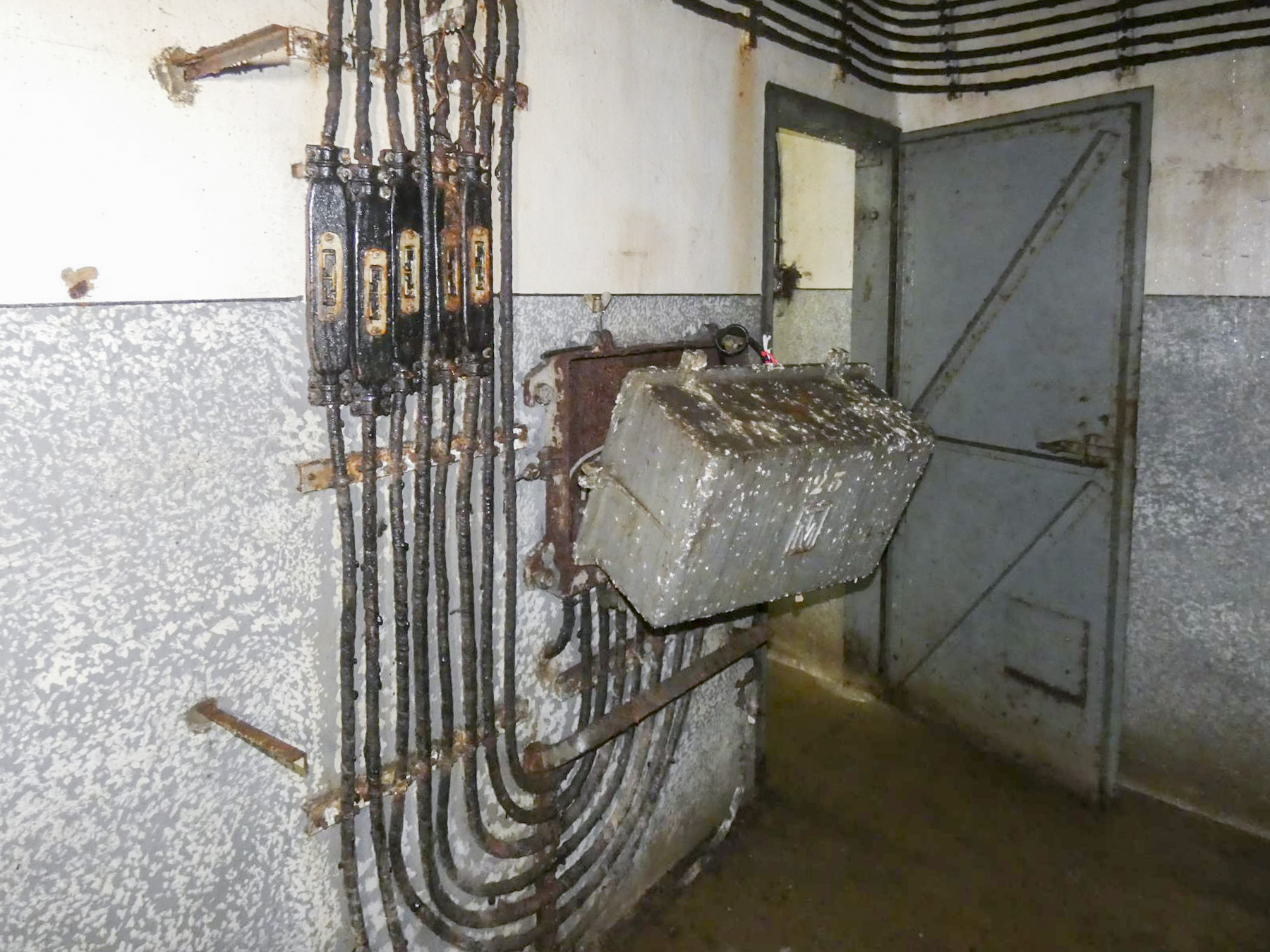 Ligne Maginot - FERMONT - A2 - (Ouvrage d'artillerie) - Bloc 1
PC artillerie du bloc
Central téléphonique à 12 directions - STENGER Mathieu