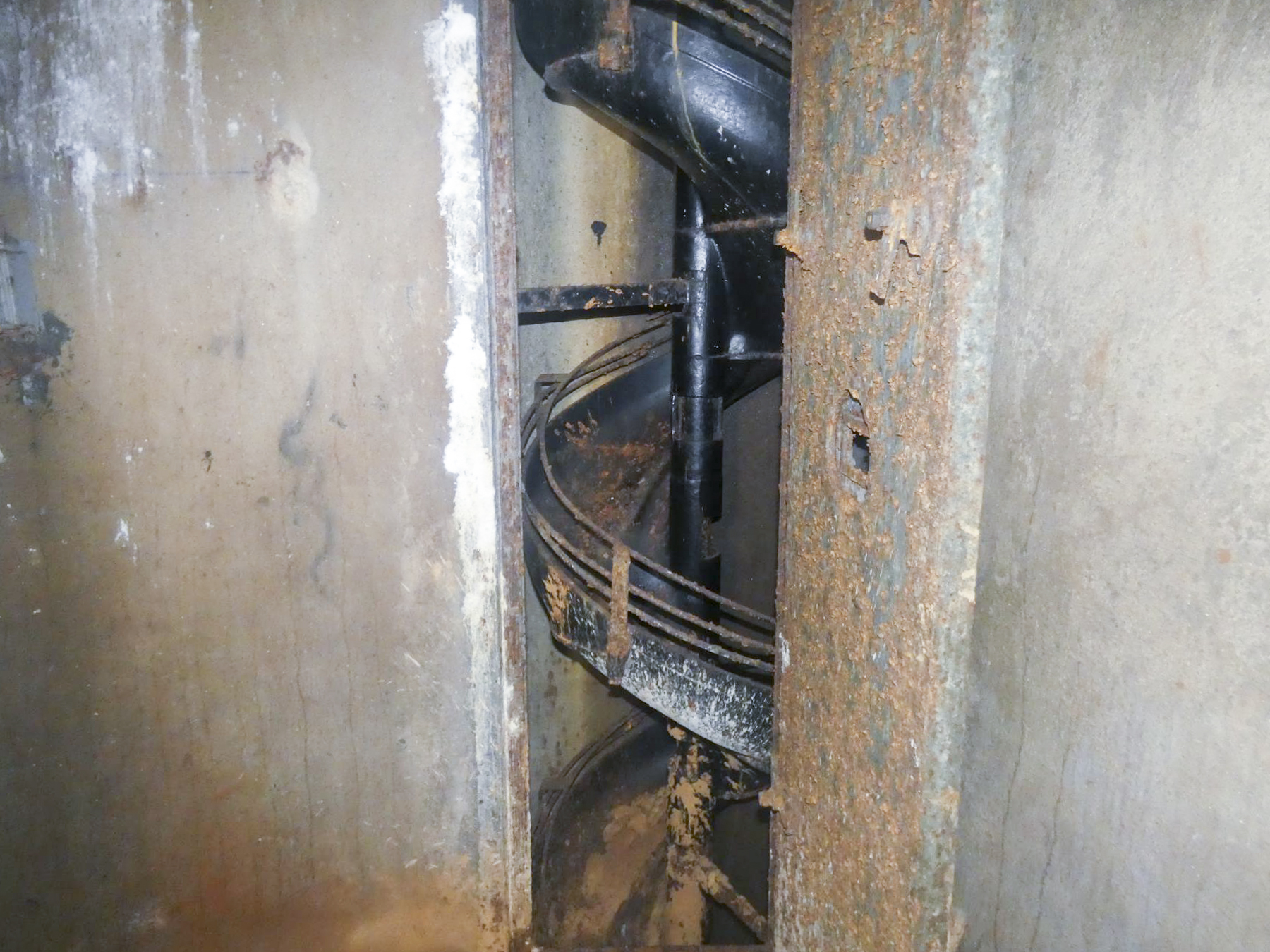 Ligne Maginot - FERMONT - A2 - (Ouvrage d'artillerie) - Bloc 1
Toboggan d'évacuation des douilles - STENGER Mathieu