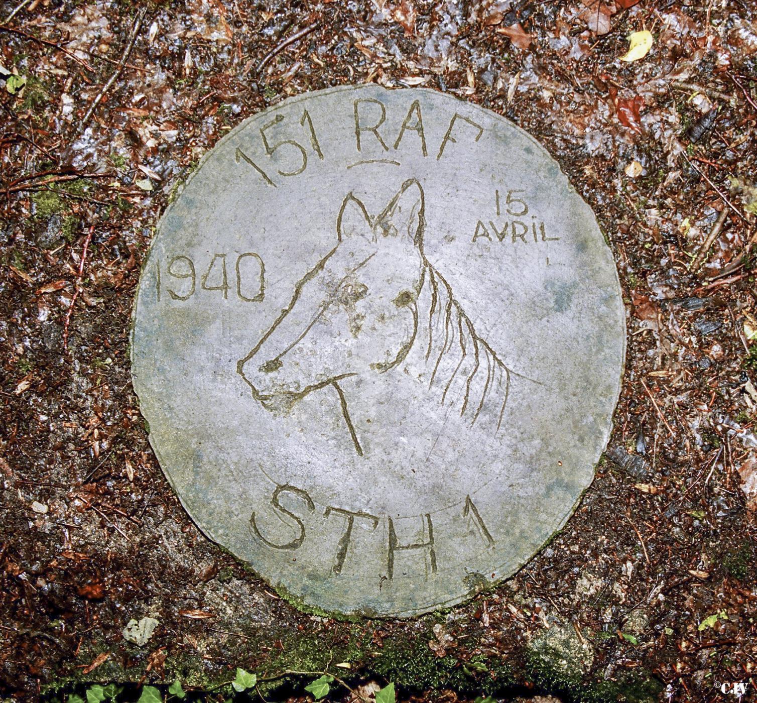 Ligne Maginot - 151° RAP - 1° STH - (Casernement) - L'insigne bétonné de la 1° STH du 25° RAP - Lia VERMEULEN