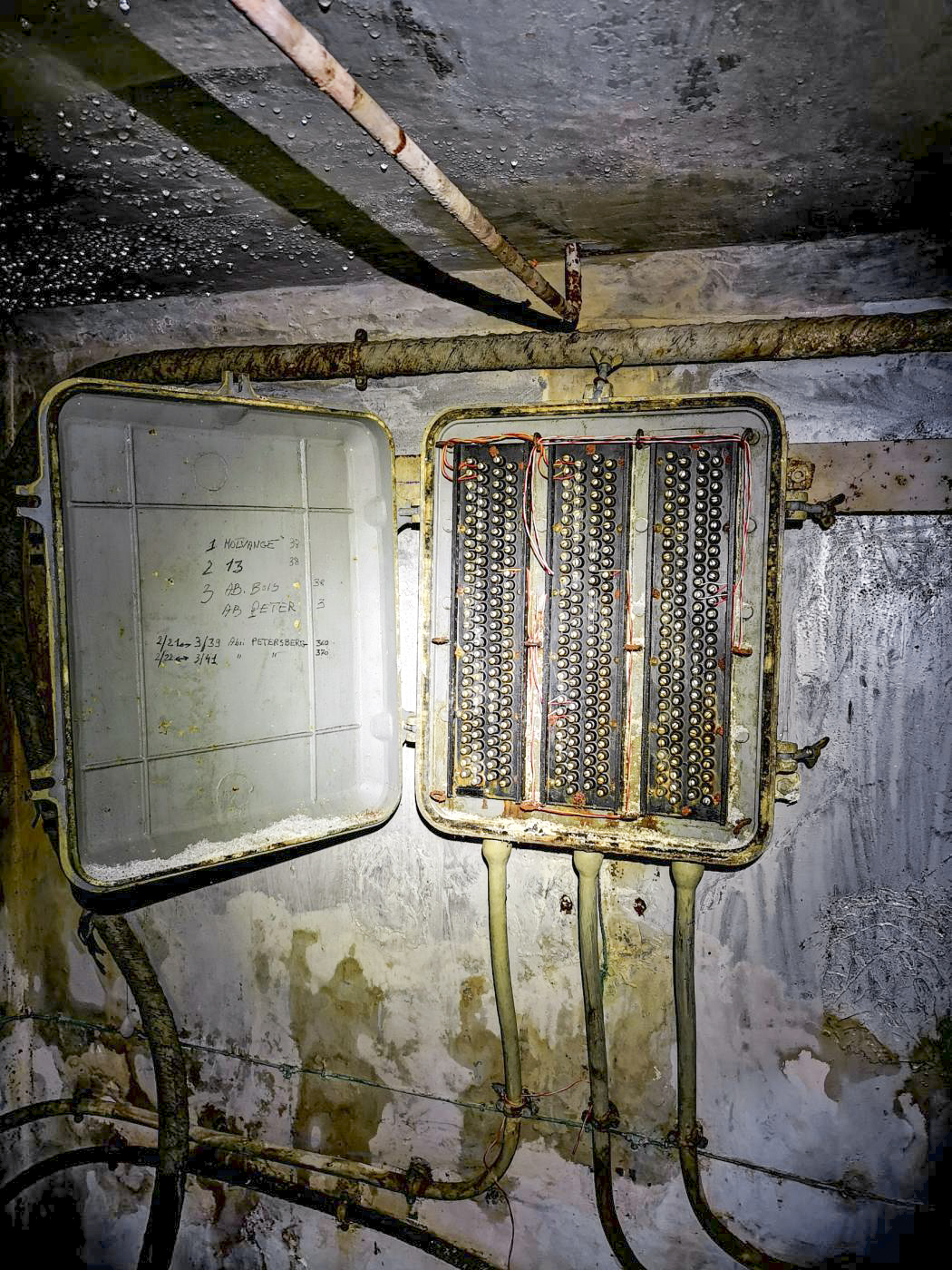 Ligne Maginot - 36T - (Chambre de coupure) - Le boîtier répartiteur ouvert