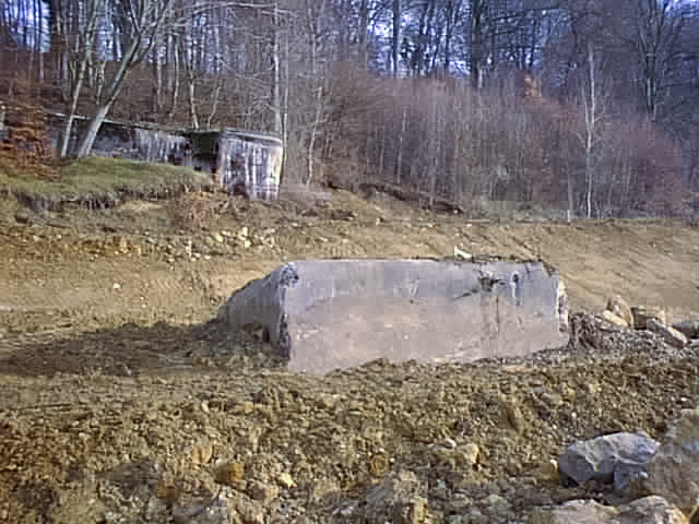 Ligne Maginot - 44Tbis - (Chambre de coupure) - Vue prise avant la destruction de la chambre dans le cadre du chantier d'élargissement de la voirie.
Le PC du Bois de la Côte est visible à l'arrière plan
