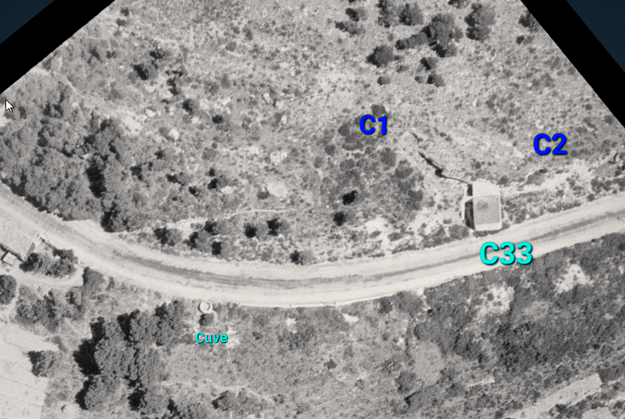 Ligne Maginot - E4 - EZE GRANDE CORNICHE - (Casemate d'infanterie - Simple) - Au dessus de C33, départ de deux tranchées vers de cuves. - IGN - Géoportail 1947