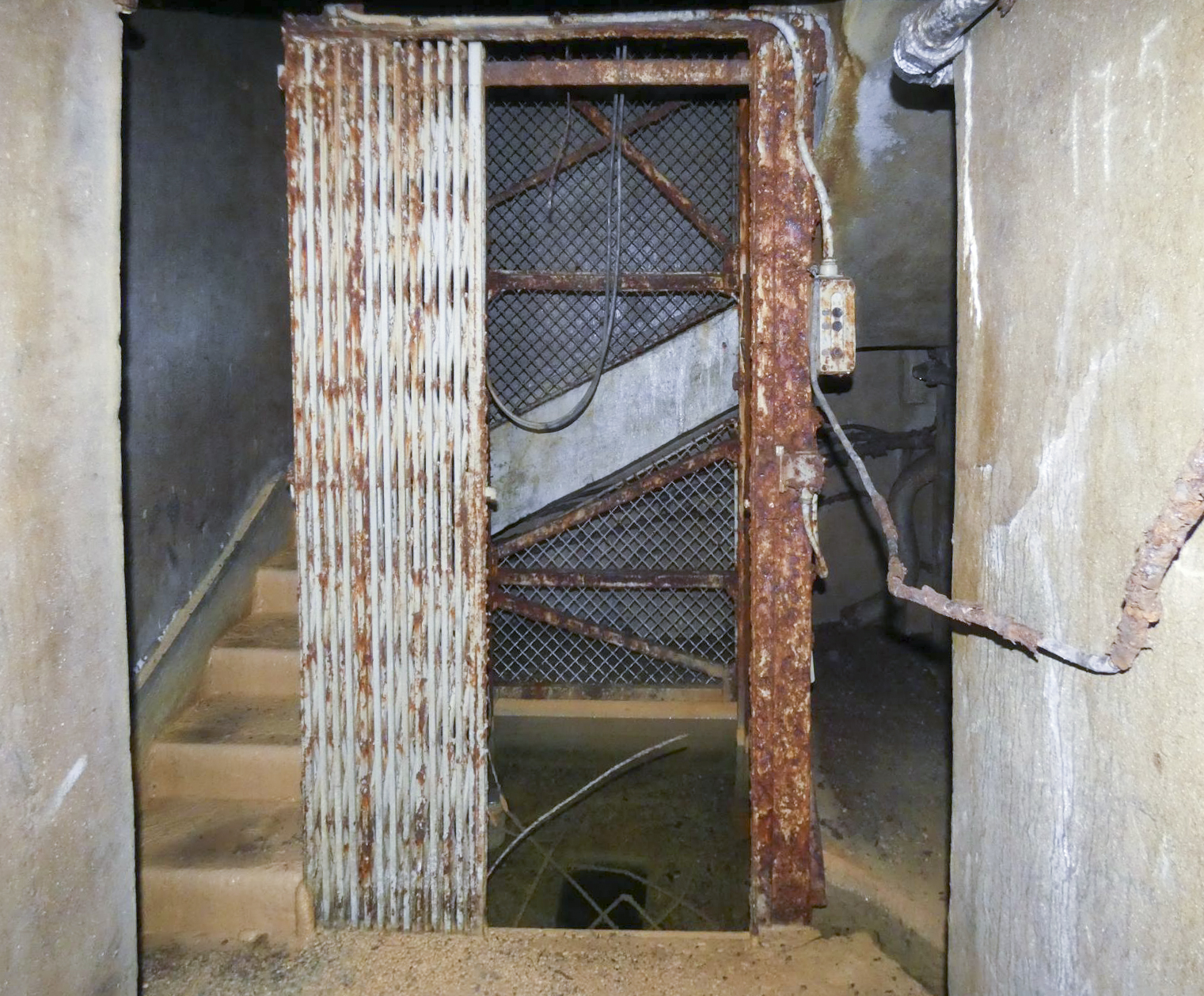 Ligne Maginot - FERMONT - A2 - (Ouvrage d'artillerie) - Bloc 2
Puits d'escalier et monte-charge au pied du bloc - STENGER Mathieu