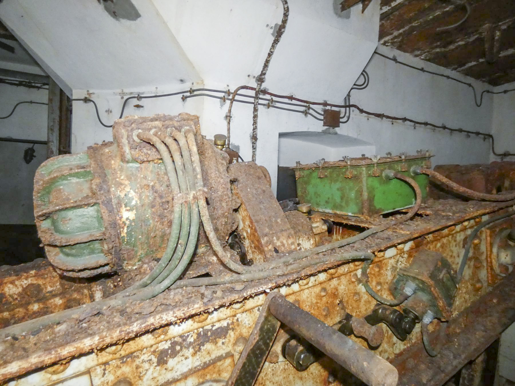 Ligne Maginot - FERMONT - A2 - (Ouvrage d'artillerie) - Bloc 2
Sur le balancier, le moteur électrique pour la mise en batterie. En-dessous, le sélecteur et la manivelle pour l'entrainement à bras  - STENGER Mathieu