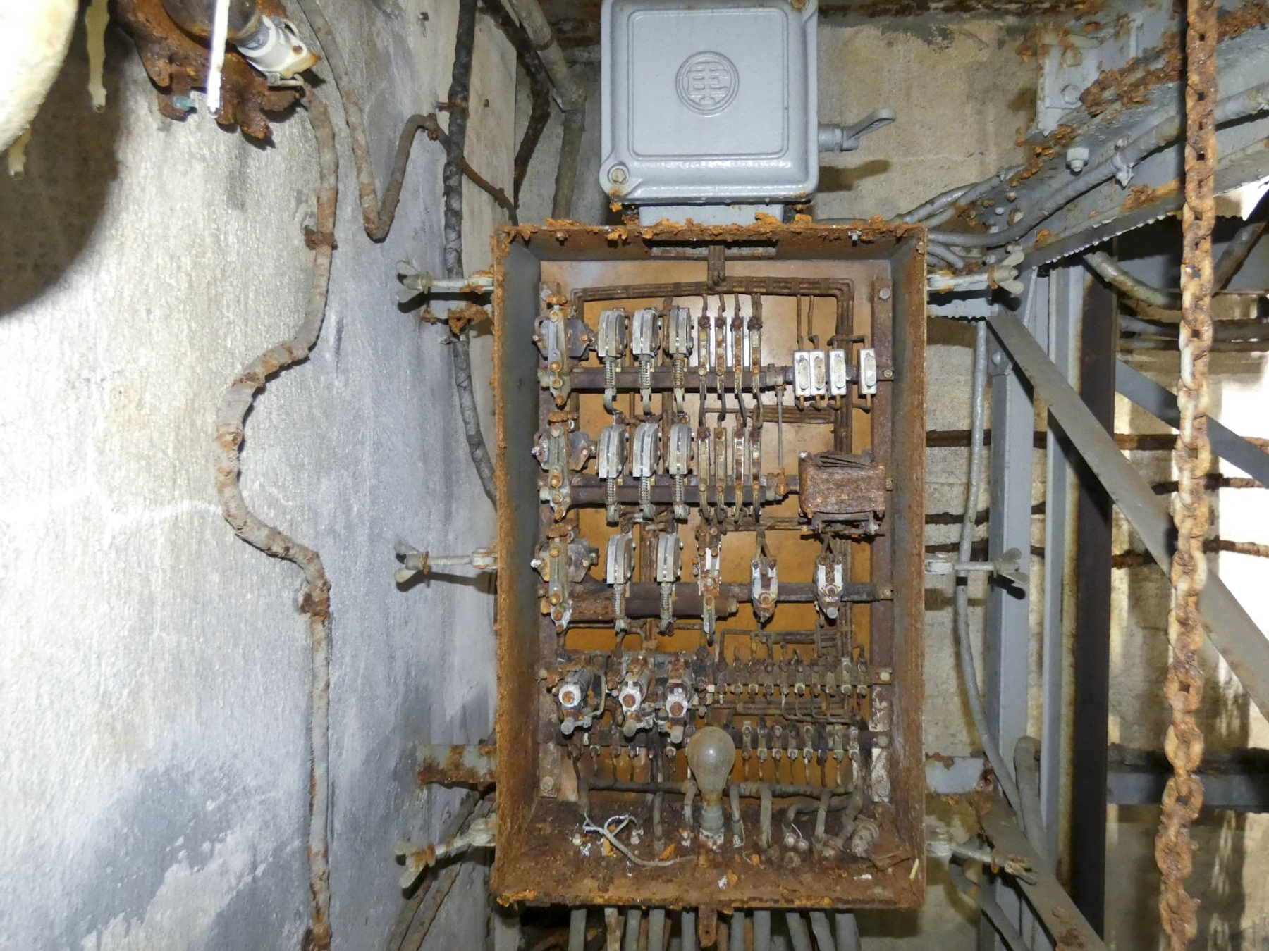 Ligne Maginot - FERMONT - A2 - (Ouvrage d'artillerie) - Bloc 3
Armoire électrique du monte-charge - STENGER Mathieu