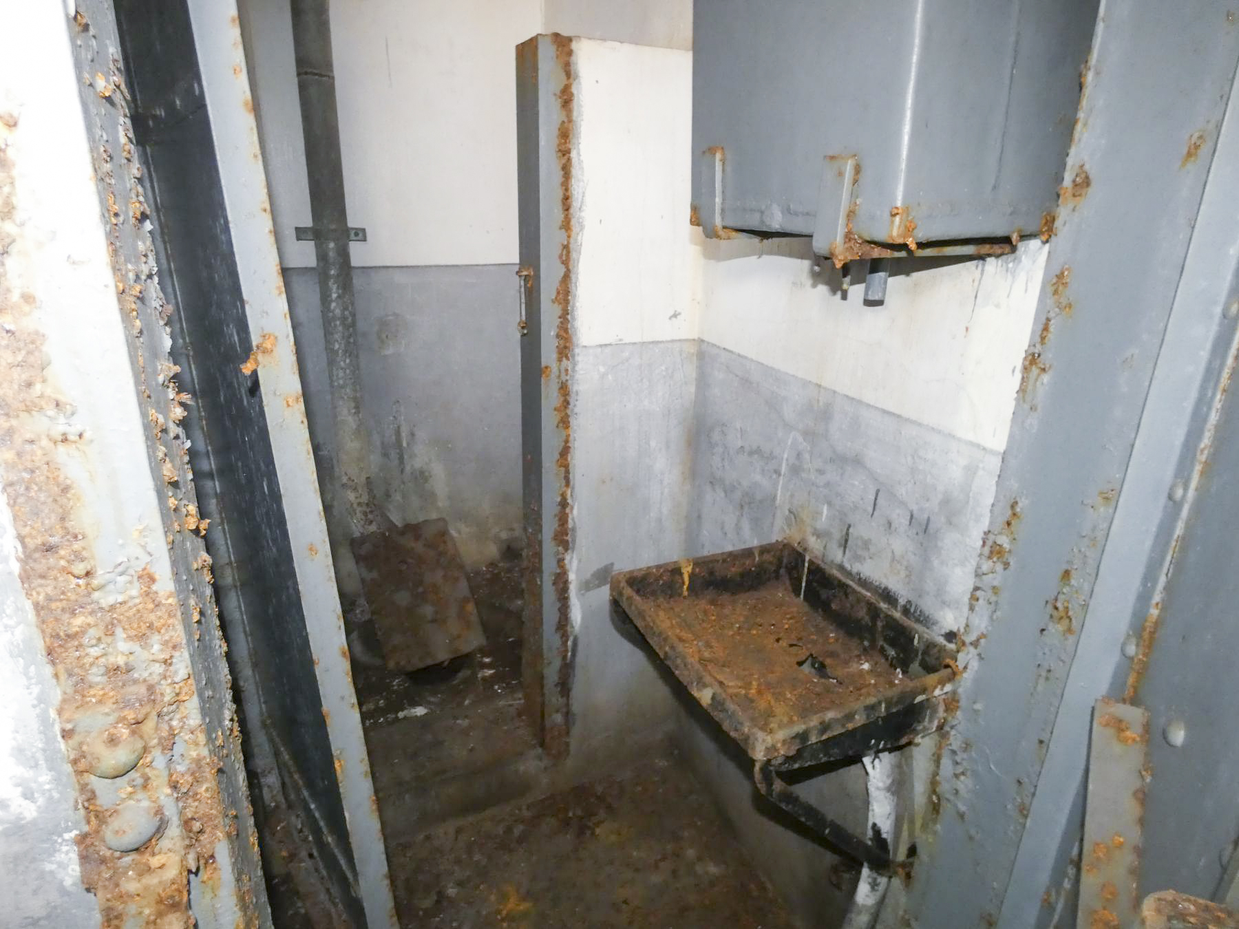 Ligne Maginot - FERMONT - A2 - (Ouvrage d'artillerie) - Bloc 3
Point d'eau et latrines - STENGER Mathieu