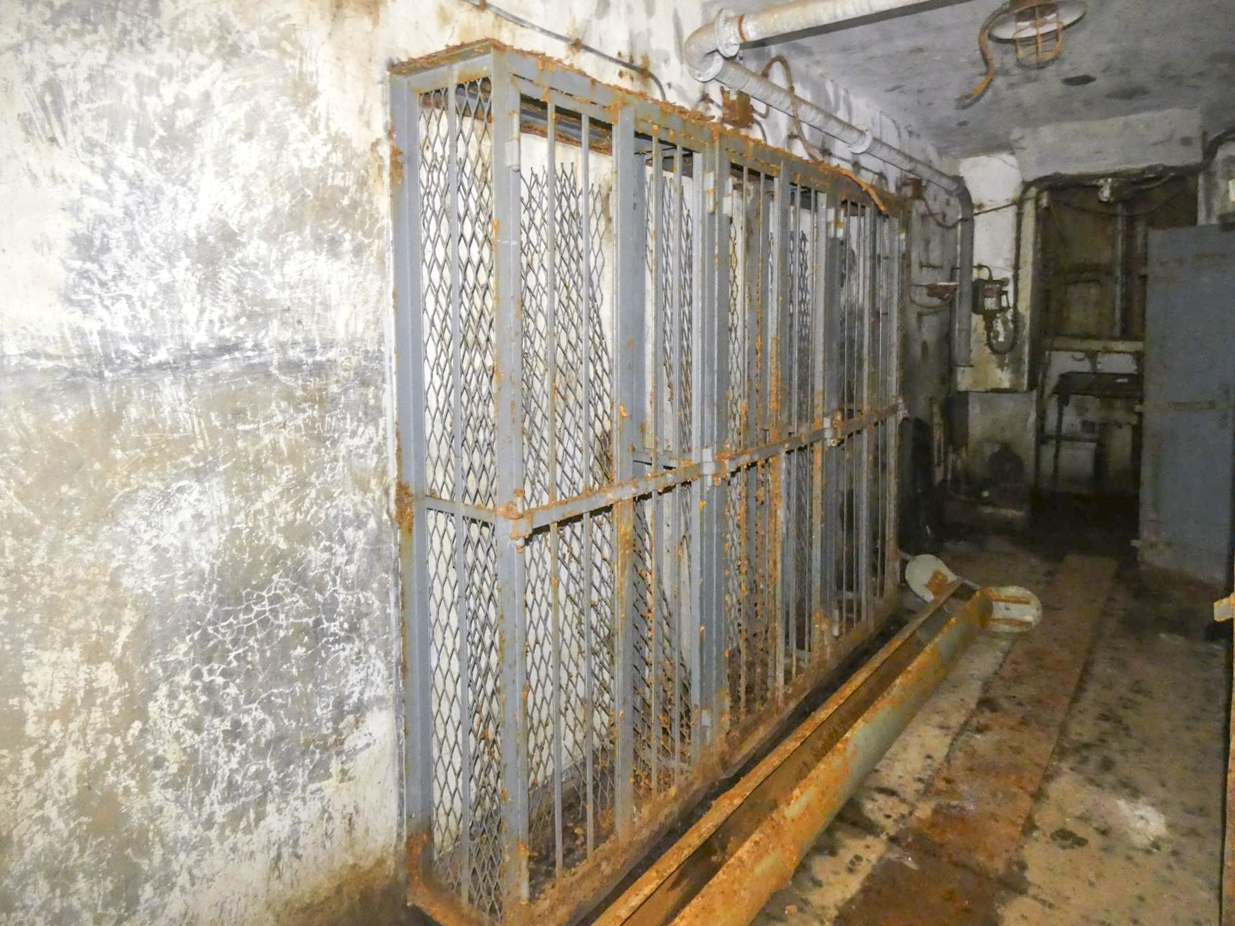 Ligne Maginot - FERMONT - A2 - (Ouvrage d'artillerie) - Bloc 3
Couloir entre les deux cloches JM avec casiers à munitions - STENGER Mathieu