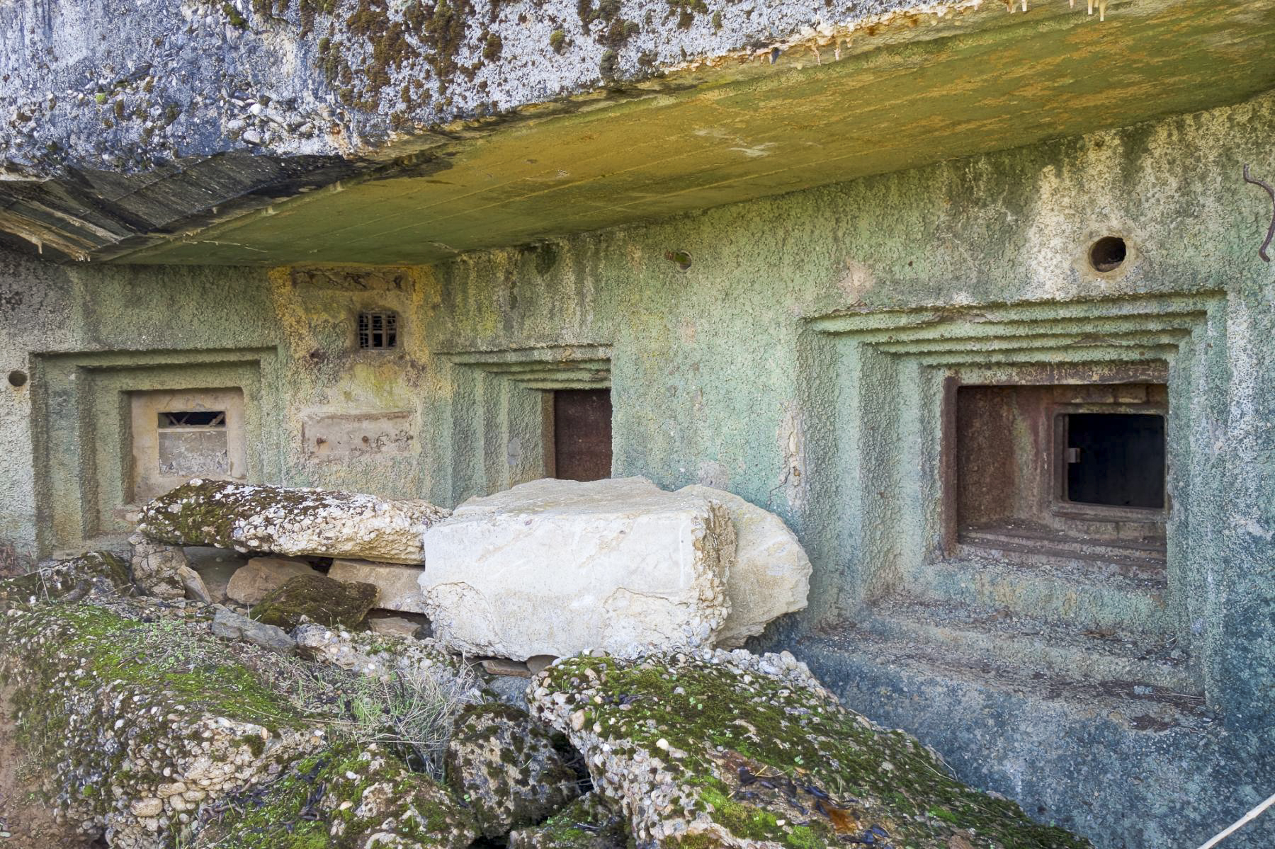 Ligne Maginot - LE CHESNOIS - CHENOIS - (Ouvrage d'artillerie) - Bloc 3
Les créneaux pour jumelages - Michel Teiten