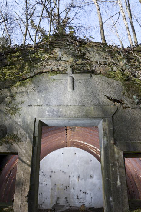 Ligne Maginot - BATZENTHALER BUSCH (2° BON - 169° RIF) - (PC de Quartier) - Vestiges d'une croix de Lorraine, rencontrée sous diverses formes (mais a l'emplacement invariable) sur les PC de ce type.