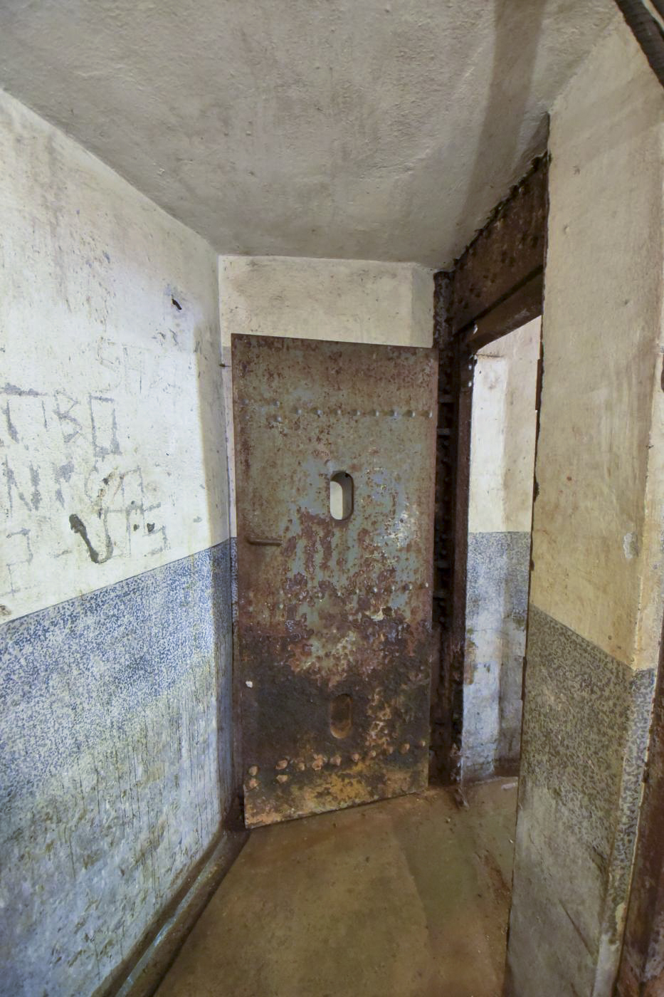 Ligne Maginot - BOIS DE KANFEN OUEST - C42 - (Casemate d'infanterie - Simple) - Couloir d'entrée. La seconde porte blindée - Ludovic KNAPP