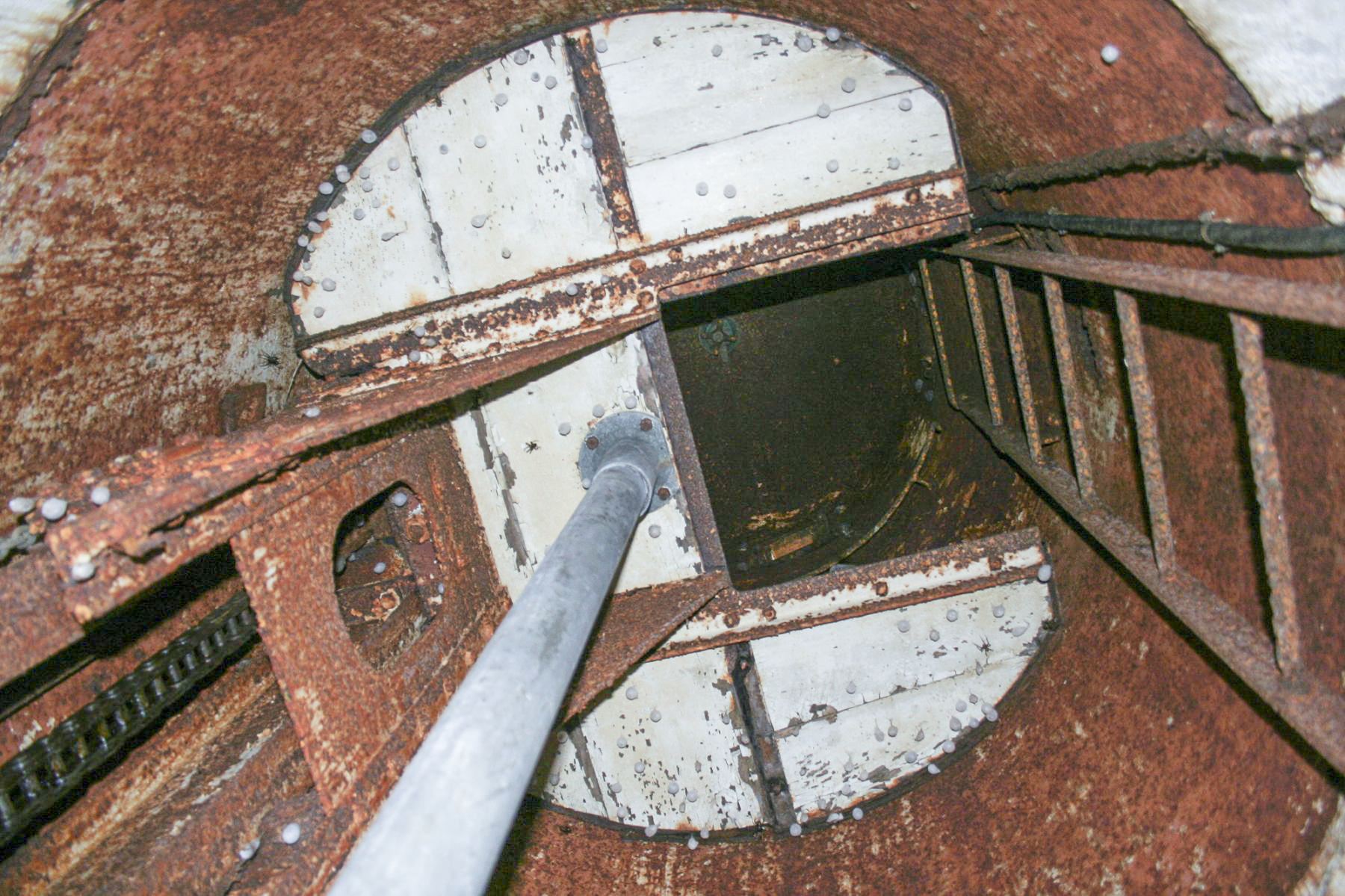 Ligne Maginot - BOIS D'ESCHERANGE - X3 (QUARTIER KANFEN - I/169°RIF) - (Abri) - Coffre d'entrée gauche.
Cloche GFM - Michel Teiten