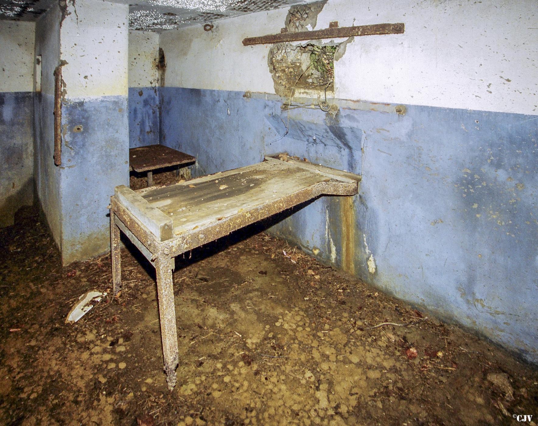 Ligne Maginot - CB13BIS - PETERSBERG - (Blockhaus pour canon) - Créneau et table pour mitrailleuse Hotchkiss 8mm mle 1914