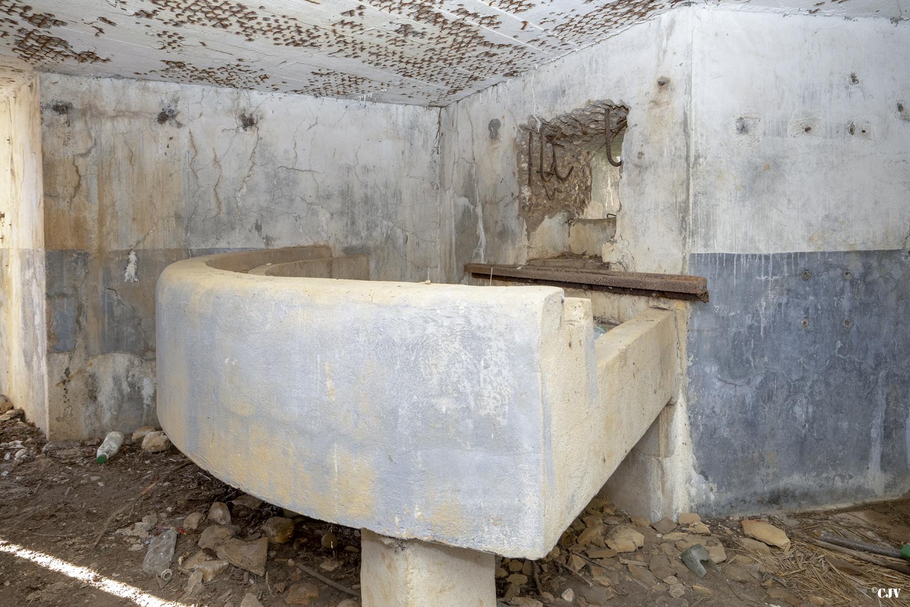 Ligne Maginot - CB14BIS - (Blockhaus pour arme infanterie) - Table support pour  mitrailleuse Hotchkiss