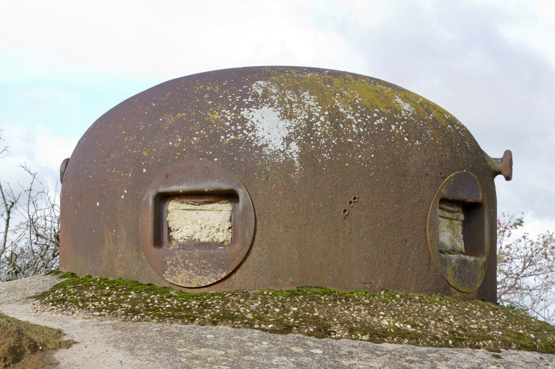 Ligne Maginot - LE CHESNOIS - CHENOIS - (Ouvrage d'artillerie) - Bloc 4
Gros plan de l'une des deux cloches GFM - Michel Teiten