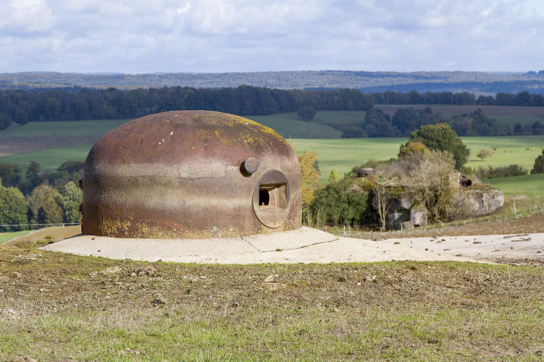 Ligne Maginot - LE CHESNOIS - CHENOIS - (Ouvrage d'artillerie) - Bloc 5
Cloche GFM Type B.
On aperçoit le Bloc 3 à l'arrière-plan - Michel Teiten