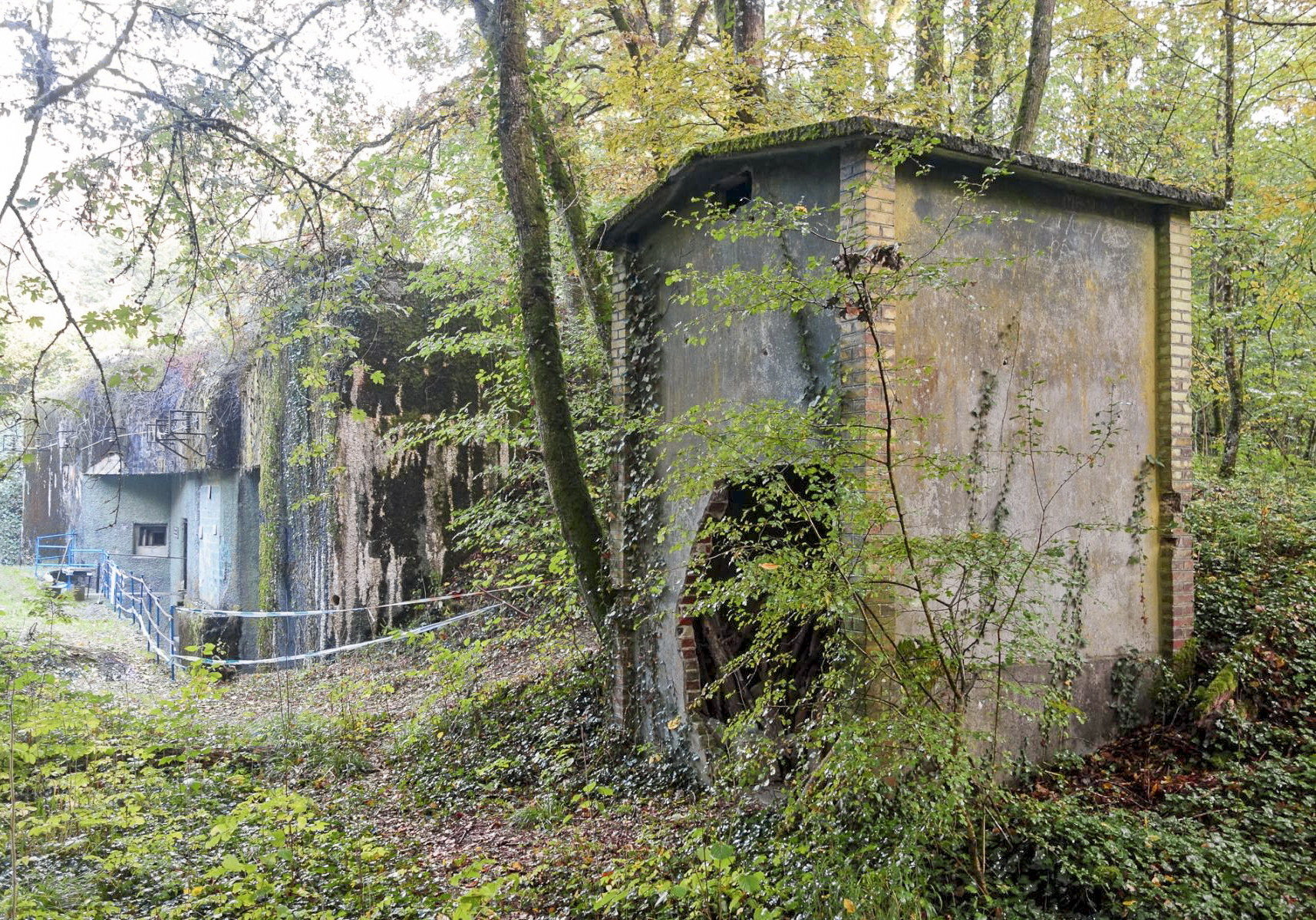 Ligne Maginot - LE CHESNOIS - CHENOIS - (Ouvrage d'artillerie) - Poste arrivée réseau électrique civil.
La bloc d'entrée est visible à l'arrière-plan. - Michel Teiten