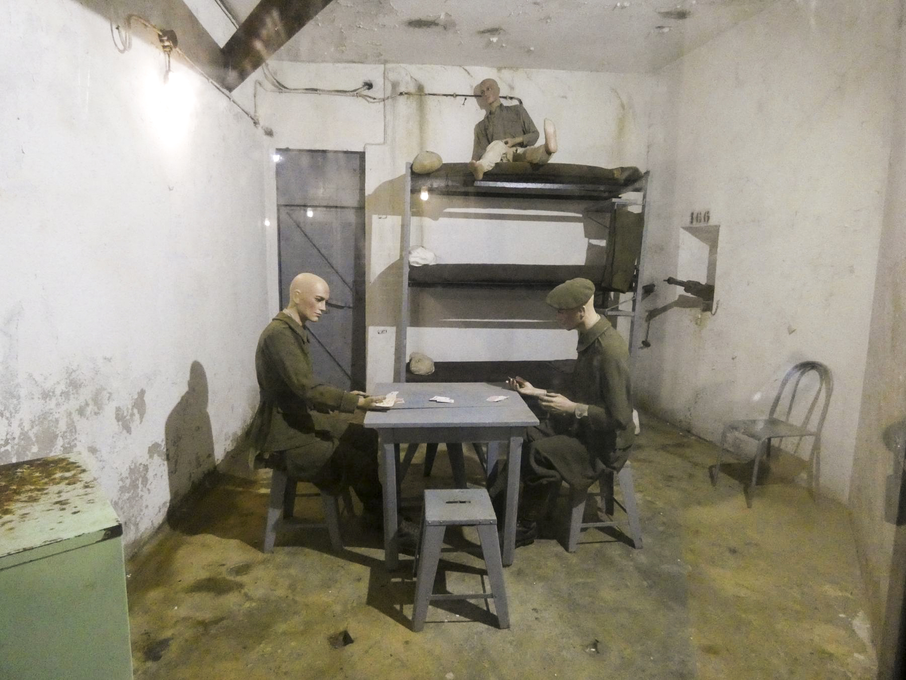 Ligne Maginot - FERMONT - A2 - (Ouvrage d'artillerie) - Bloc 4
La chambre de repos reconstituée jouxtant la première chambre de tir - STENGER Mathieu