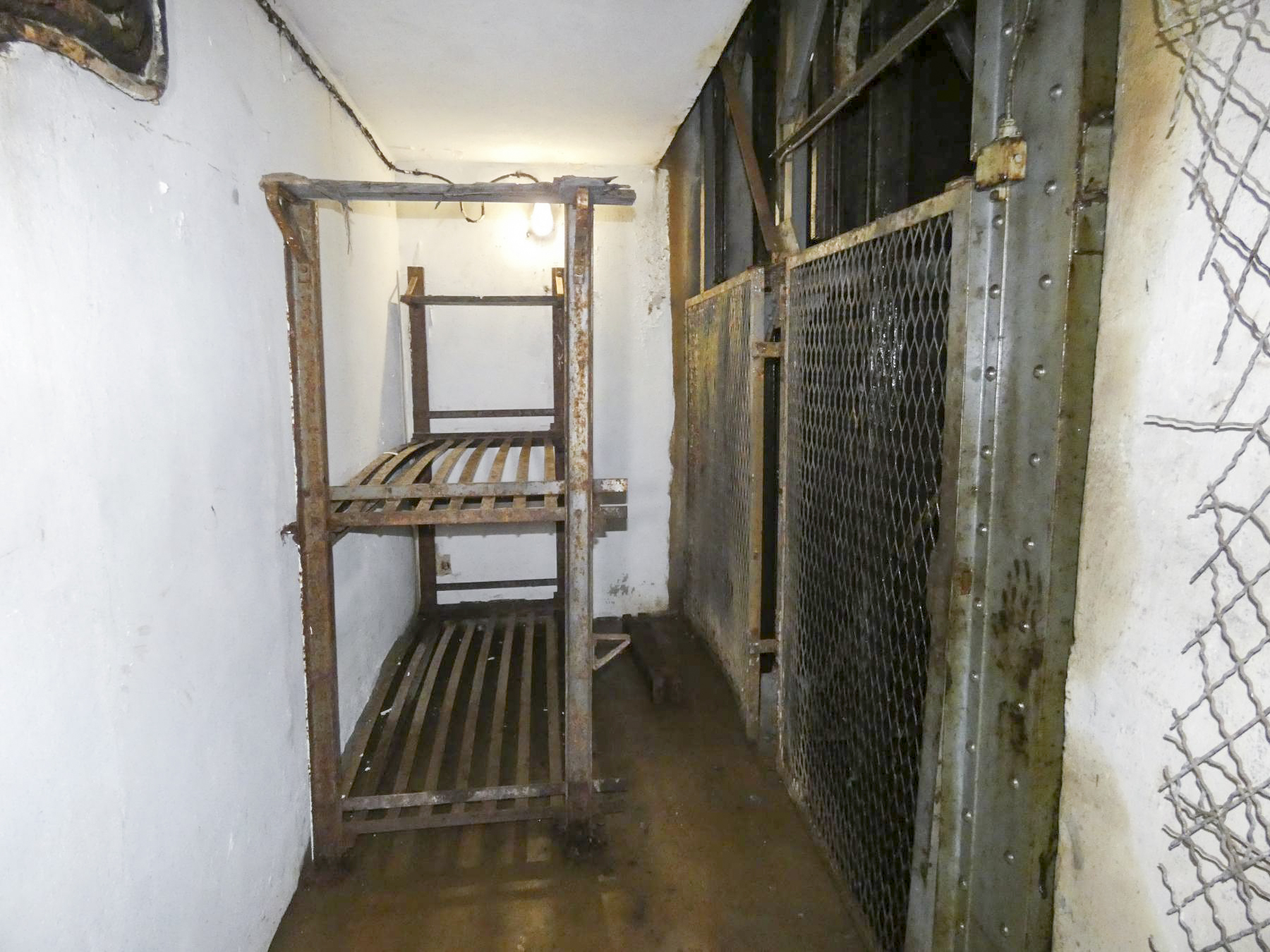 Ligne Maginot - FERMONT - A2 - (Ouvrage d'artillerie) - Bloc 4
A l'étage inférieur, un lit pour 2 hommes dans le couloir à l'arrière des monte-charge - STENGER Mathieu