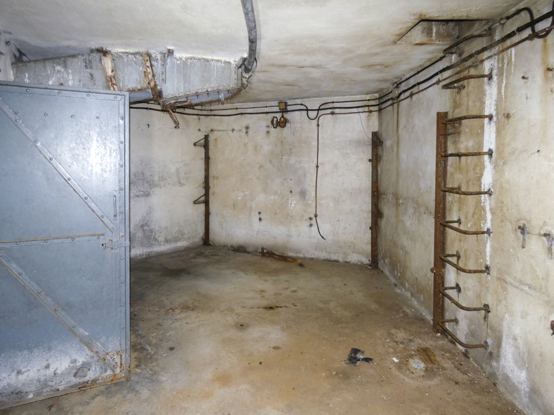 Ligne Maginot - FERMONT - A2 - (Ouvrage d'artillerie) - Bloc 4
Chambre pour 12 hommes avec échelons d'accès aux chambres de tir de l'étage supérieur - STENGER Mathieu