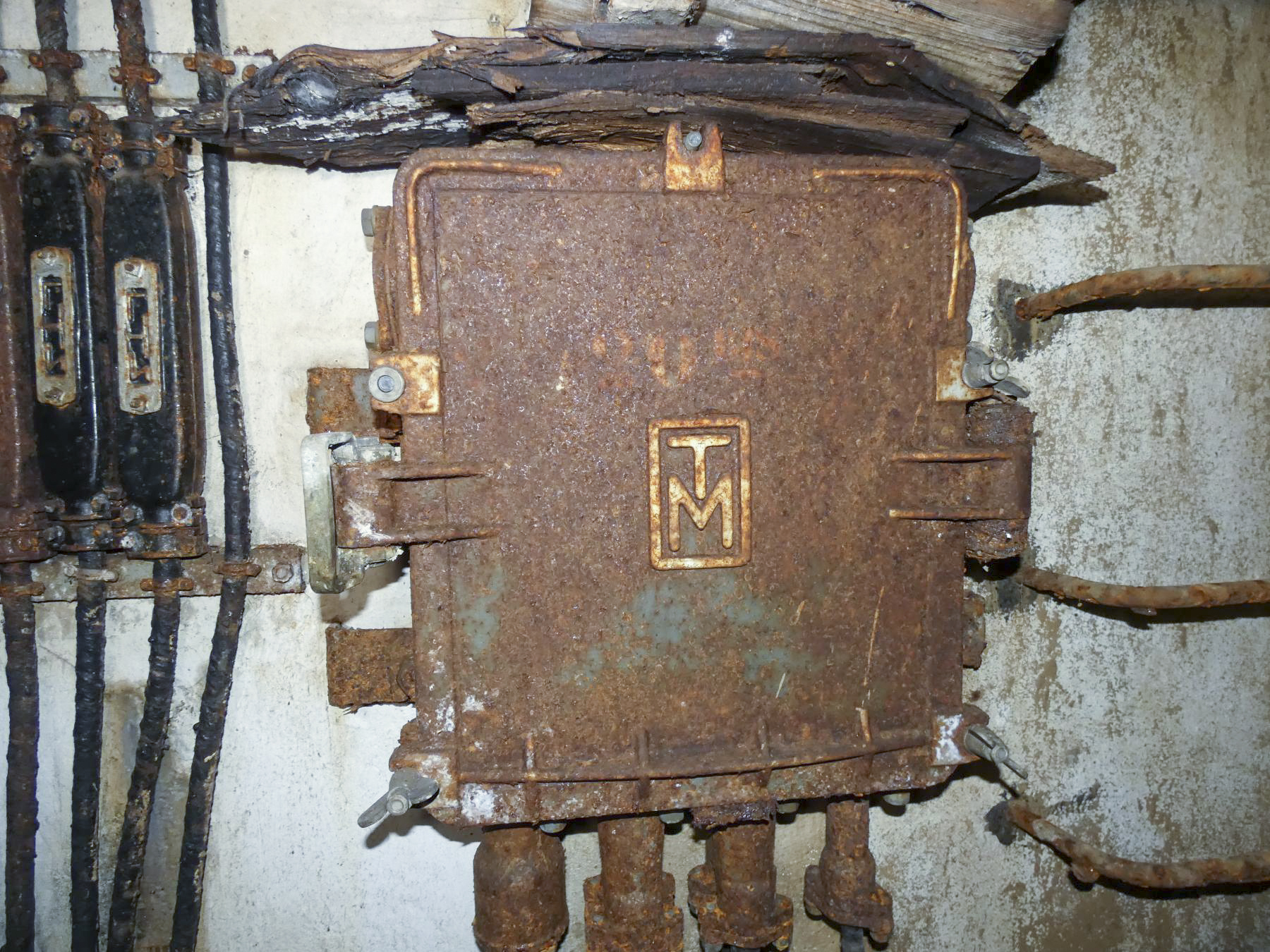 Ligne Maginot - FERMONT - A2 - (Ouvrage d'artillerie) - Bloc 4
Boitier répartiteur téléphonique - STENGER Mathieu