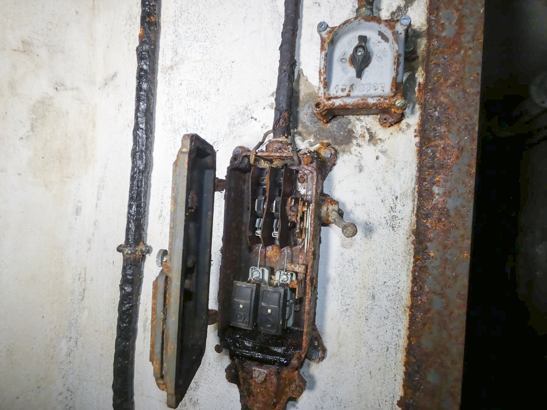 Ligne Maginot - FERMONT - A2 - (Ouvrage d'artillerie) - Bloc 4
Disjoncteur - STENGER Mathieu