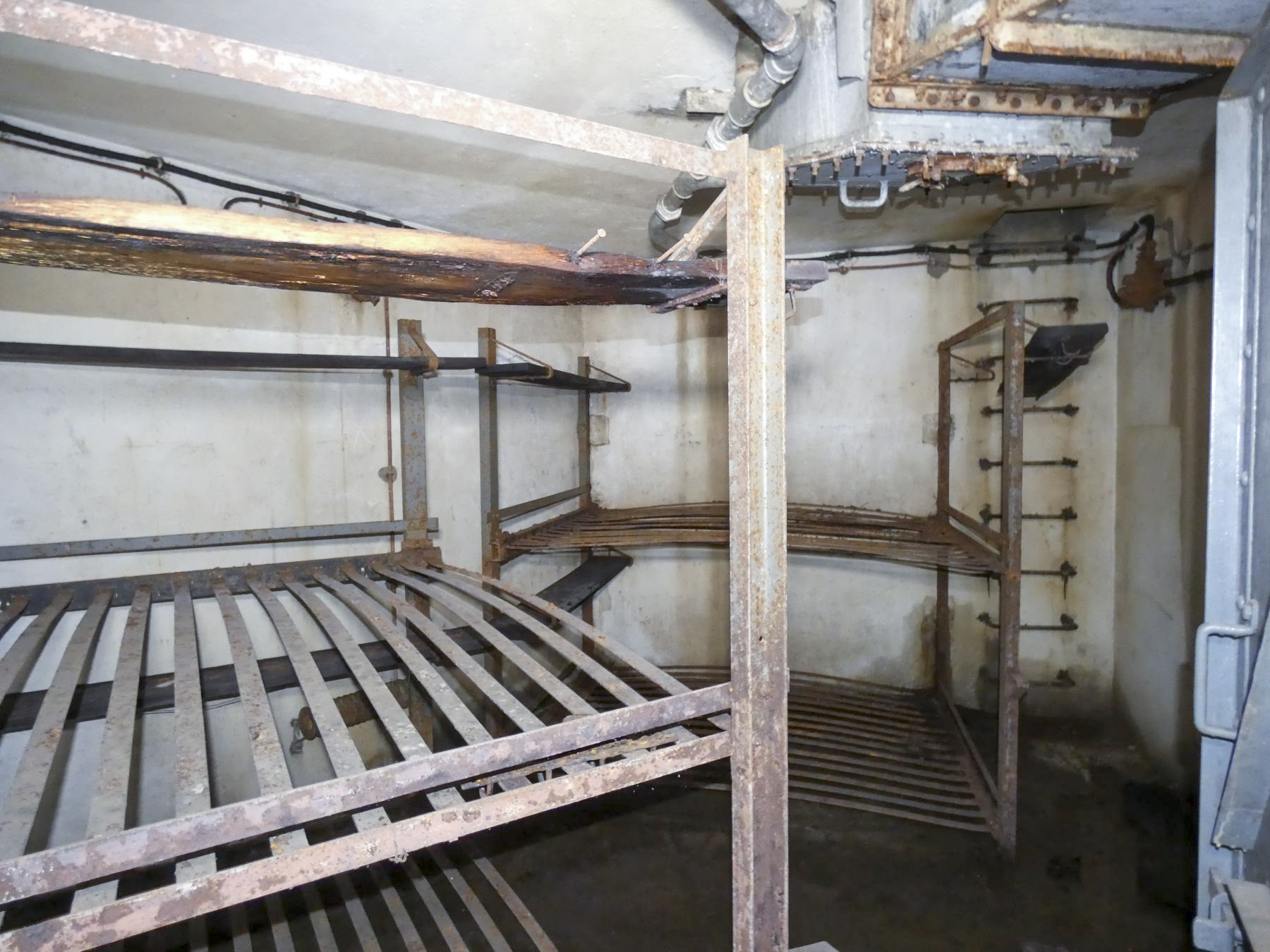 Ligne Maginot - FERMONT - A2 - (Ouvrage d'artillerie) - Bloc 4
Chambre pour 8 hommes avec échelons d'accès aux chambres de tir de l'étage supérieur - STENGER Mathieu