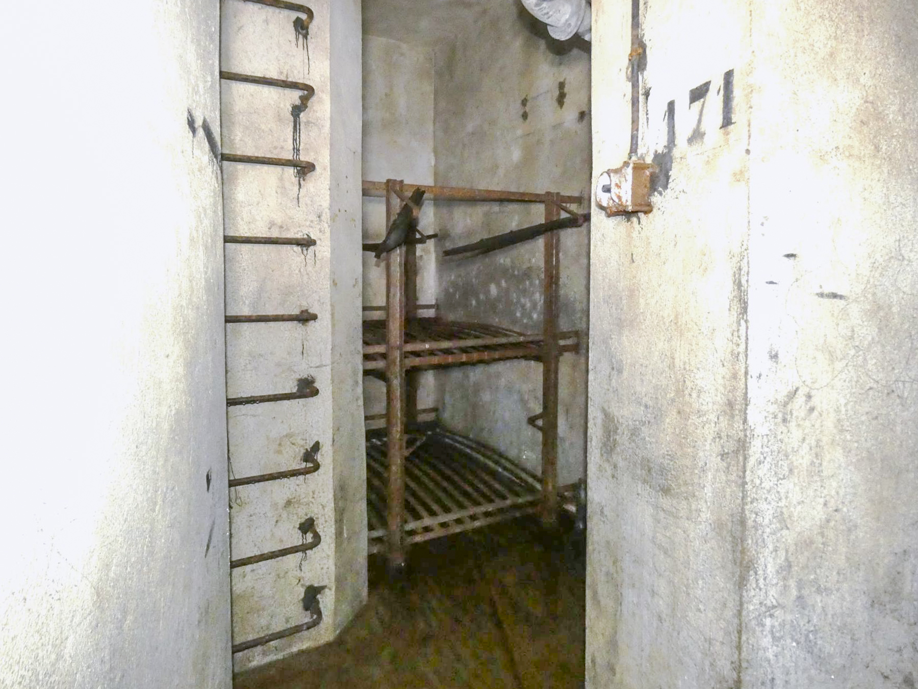 Ligne Maginot - FERMONT - A2 - (Ouvrage d'artillerie) - Bloc 4
Chambre pour 4 hommes avec échelons d'accès aux chambres de tir de l'étage supérieur - STENGER Mathieu