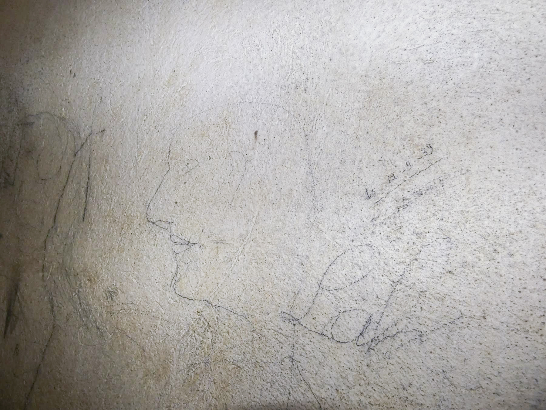 Ligne Maginot - FERMONT - A2 - (Ouvrage d'artillerie) - Bloc 4
Graffitis, datés du 19/09/1939, dans le couloir d'accès au local TSF - STENGER Mathieu