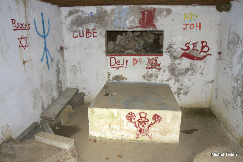 Ligne Maginot - CB305 - HOMESCHLOCH 1 - (Blockhaus pour canon) - Le blockhaus disparait sous les gravas.
L'intérieur a été 'décoré' de façon douteuse - Michel Teiten