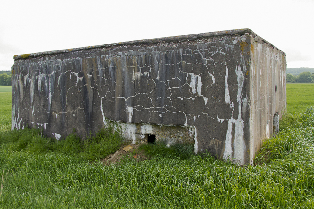 Ligne Maginot - CB344 - BREITENBAUM - (Blockhaus pour arme infanterie) - Créneau latéral non terminé. Entrée du bloc à droite.