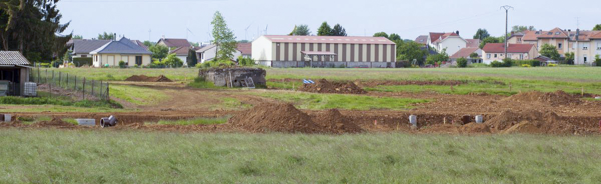 Ligne Maginot - CB349 - ANGEVILLERS SUD - (Blockhaus pour arme infanterie) - Des travaux de viabilisation (construction de logements) semblent susceptibles de compromettre l'avenir de cette construction...