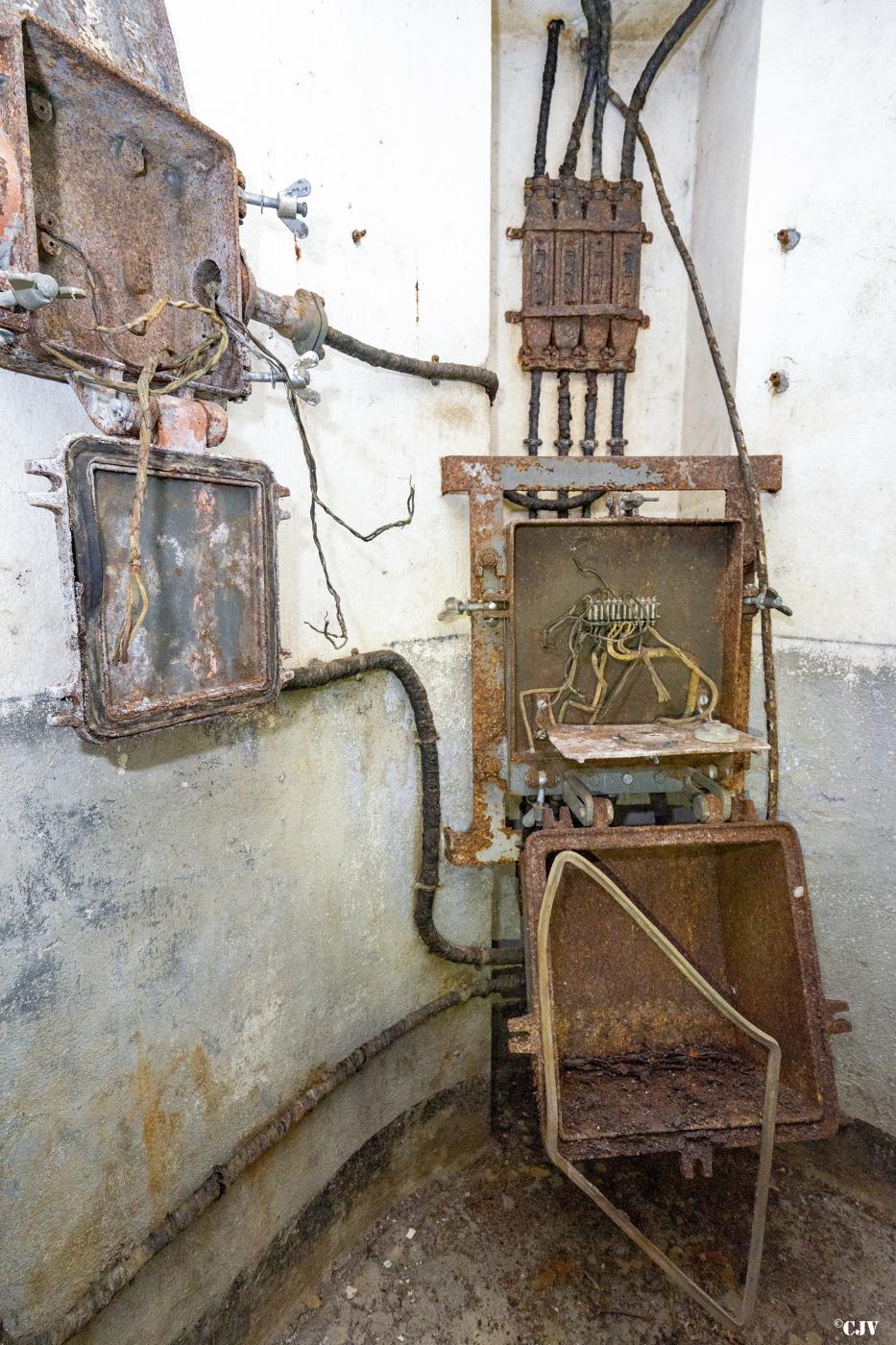 Ligne Maginot - ESCHERANGE EST - C38 - (Casemate d'infanterie - Simple) - L'étage supérieur
Le central téléphonique (TM32 8 directions)
