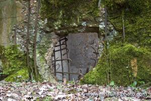 Ligne Maginot - KANFENER BUSCH 4 - (Blockhaus pour arme infanterie) - Le créneau de tir à subit des dommages, sans doutes dus à des expérimentations / récupération hors combats. En effet, les nombreux blockhaus proches, à une exception près, ne sont que peu (ou pas) affectés de traces de tirs de cette ampleur.