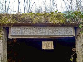 Ligne Maginot - MOLVANGE - (Casernement) - Gros plan de l'inscription dans le béton du dernier bâtiment encore sur pied ...
'Architecte Ajudant Hiolle - Fait par la classe 34/2'