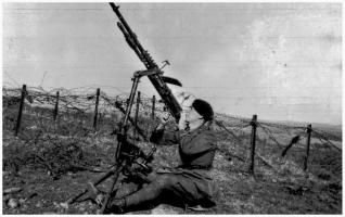 Ligne Maginot - 169° RIF - Le SLt BARTRINGER, du I/169° RIF - Le SLt BARTRINGER est en position avec une mitrailleuse Hotchkiss en AA sur le central d'Oeutrange.