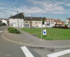 Ligne Maginot - BC17 - TERVILLE - (Chambre de coupure) - Seule la trappe émerge du sol au bord de la pelouse
