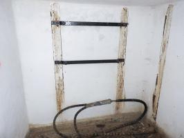Ligne Maginot - H52 - (Chambre de coupure) - L'emplacement du boitier répartiteur et les câbles téléphoniques