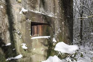 Ligne Maginot - CB257 - CIMETIERE D'HETTANGE - (Blockhaus pour arme infanterie) - Le créneau de tir. Il balaye précisément la route venant du Grand Duché de Luxembourg.